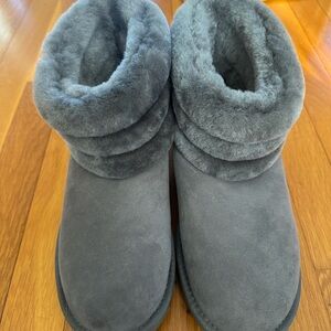 UGG gray boots NWOT size 8 (please see pics)